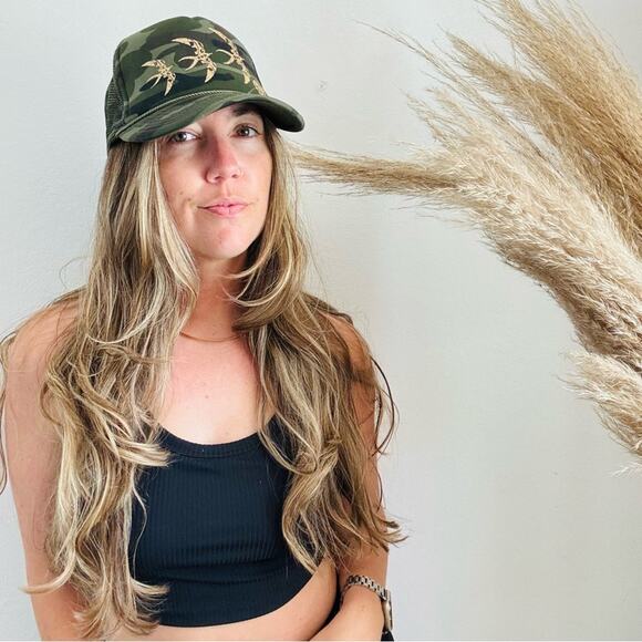 VINTAGE Y2K Green Black Camo Print Gold Glitter Bird Trucker Mesh Snap Back Hat main image 7